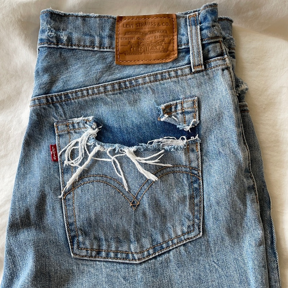 Levi’s Distressed Button-Up Wedgie Short